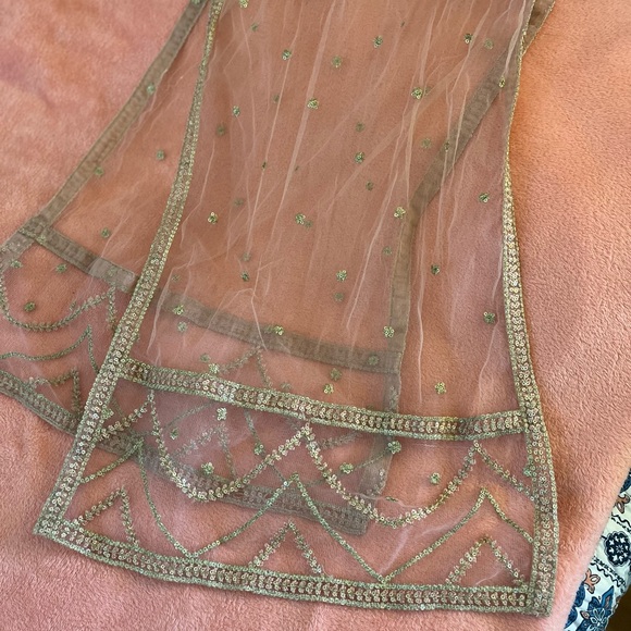 I am selling this beautiful Sharara set for 4 years girl It’s sha-posh brand. - Picture 3 of 4